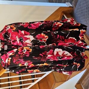 👚Jaclyn Smith Vibrant Floral Blouse